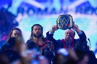 Roman Reigns (à esquerda, durante sua corrida como campeão) poderia ser traído por Paul Heyman (certo)?